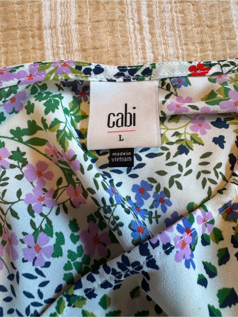 CAbi White Multi Floral V-Neck Tank SZ Large - loose and comfortable - Picture 4 of 8